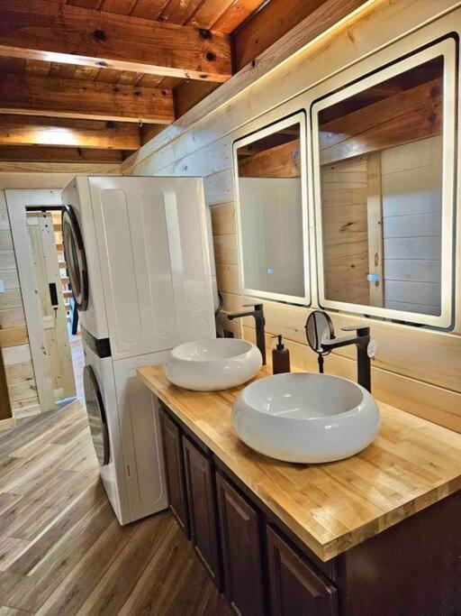 Modern Lake Side Nest• Hotub Fenced Yard King Beds Сивиървил Екстериор снимка
